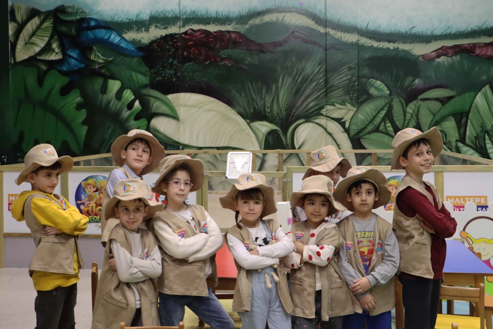 Maltepe'de ara tatil boyunca düzenlenen çocuk etkinliklerine katılan mutlu çocuklar