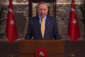 Cumhurbaşkanı Erdoğan, Ramazan Bayramı mesajı veriyor, Türkiye'nin güvende olduğunu vurguluyor.