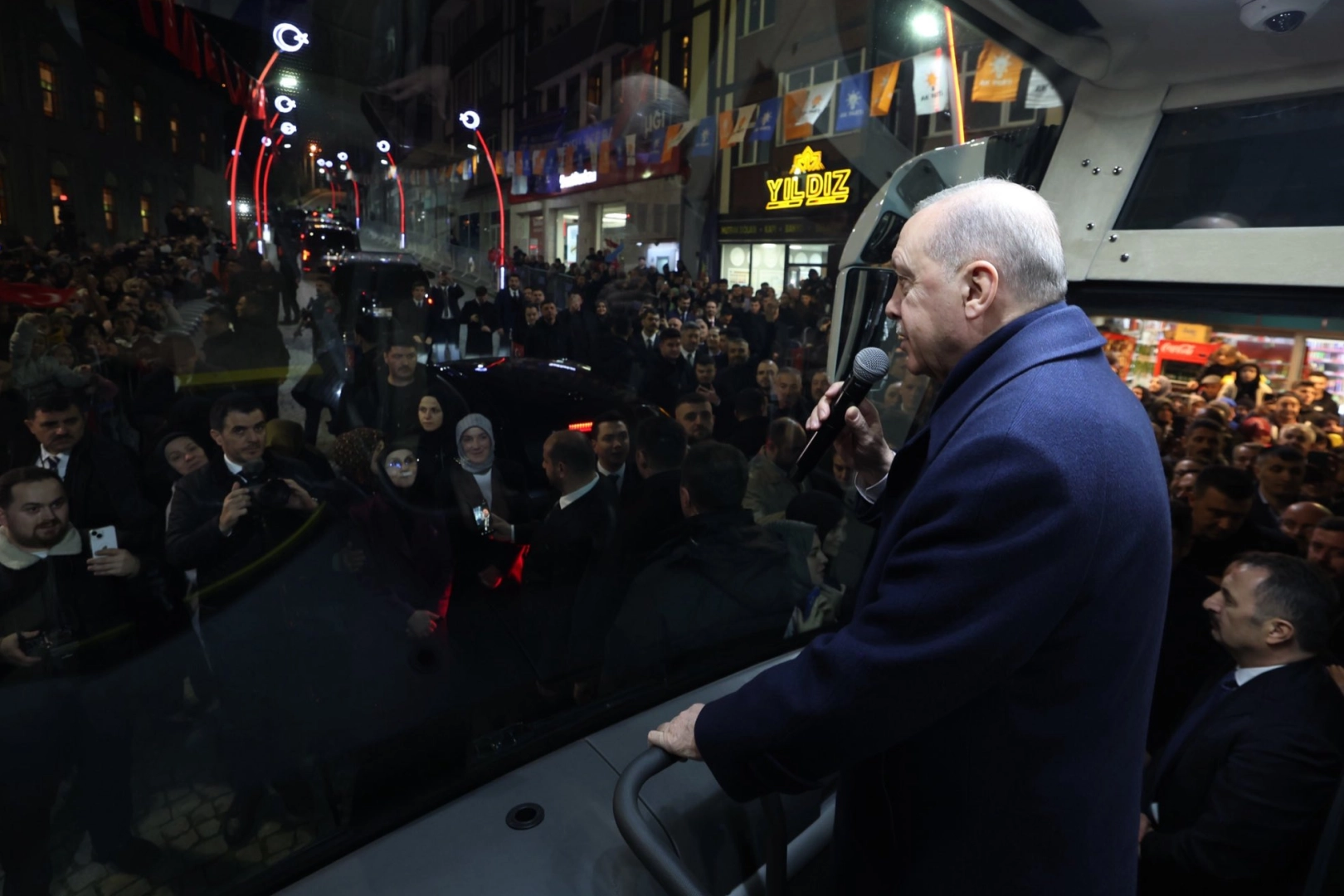 Cumhurbaşkanı Erdoğan memleketi Rize'de vatandaşlarla bayramlaşıyor