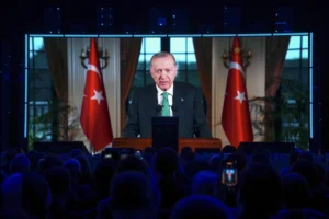 Cumhurbaşkanı Erdoğan STRATCOM Zirvesi'nde dünya barışı mesajı verirken