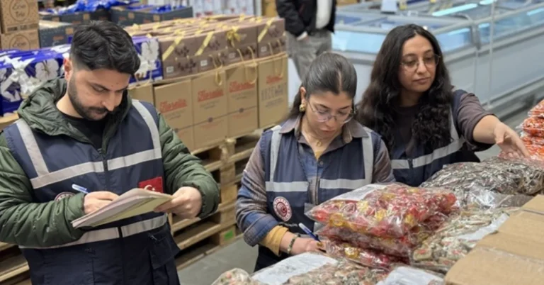 Denetim ekipleri bayram öncesi marketlerde fiyat ve etiket kontrolü yapıyor.