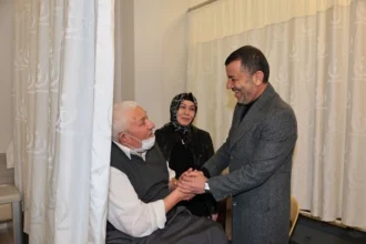 Denizli Belediye Başkanı Bülent Nuri Çavuşoğlu bayram mesaisindeki personele ve hastalara ziyaret gerçekleştiriyor.