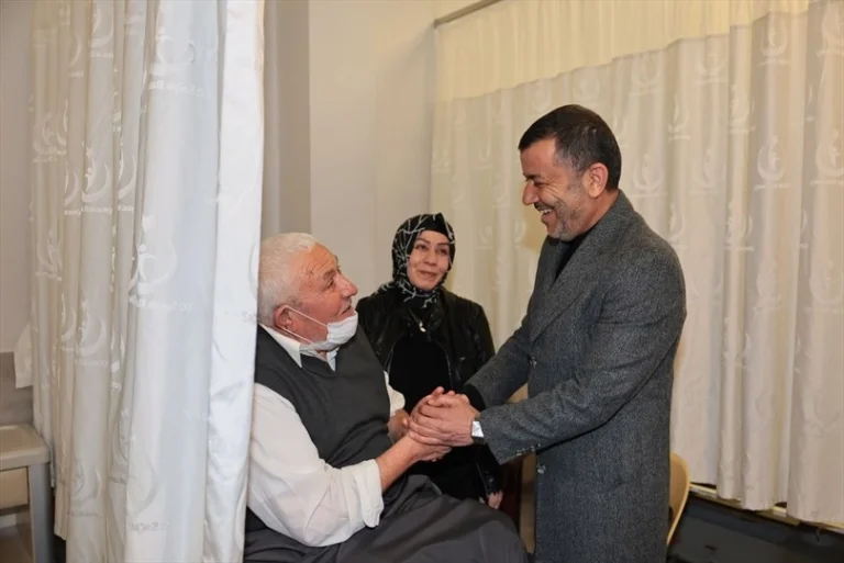 Denizli Belediye Başkanı Bülent Nuri Çavuşoğlu bayram mesaisindeki personele ve hastalara ziyaret gerçekleştiriyor.