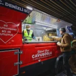 Denizli Büyükşehir Belediyesi, otogarda sahur vakti yolculara sıcak yemek ikramında bulunuyor.