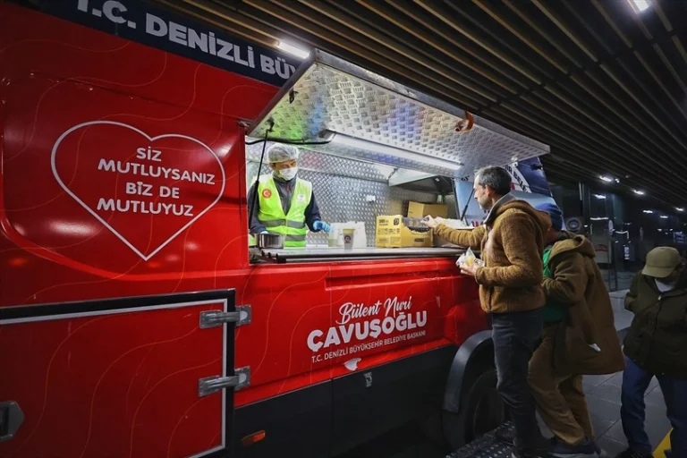 Denizli Büyükşehir Belediyesi, otogarda sahur vakti yolculara sıcak yemek ikramında bulunuyor.