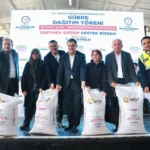 Denizli Büyükşehir Belediyesi'nin çiftçilere gübre dağıtımını gösteren görsel