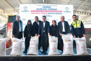 Denizli Büyükşehir Belediyesi'nin çiftçilere gübre dağıtımını gösteren görsel