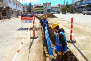 Denizli Kızılca Mahallesi'nde altyapı yenileme çalışmaları kapsamında içme suyu hatları döşeniyor.
