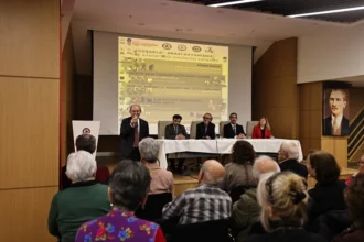 Denizli'de Yaşlılara Saygı Haftası etkinliğine katılan vatandaşlar