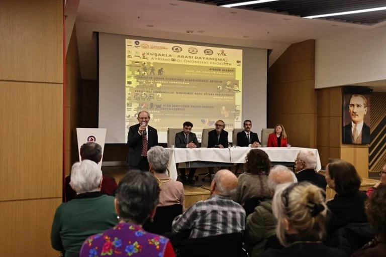 Denizli'de Yaşlılara Saygı Haftası etkinliğine katılan vatandaşlar