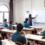 Okulda ders zili çalıyor, öğrenciler sınıflarına dönüyor