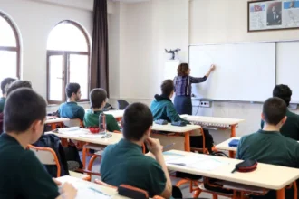 Okulda ders zili çalıyor, öğrenciler sınıflarına dönüyor