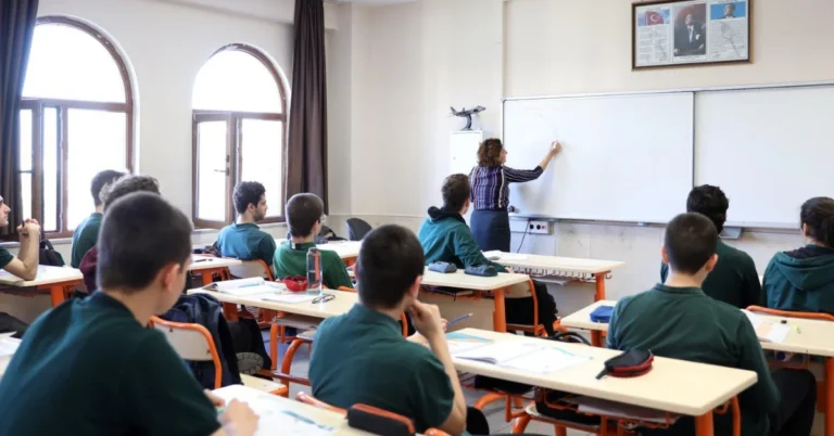 Okulda ders zili çalıyor, öğrenciler sınıflarına dönüyor