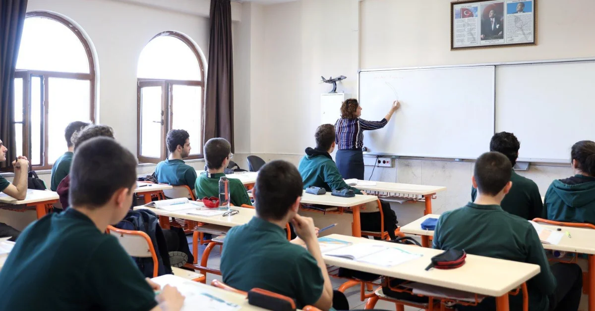 Okulda ders zili çalıyor, öğrenciler sınıflarına dönüyor