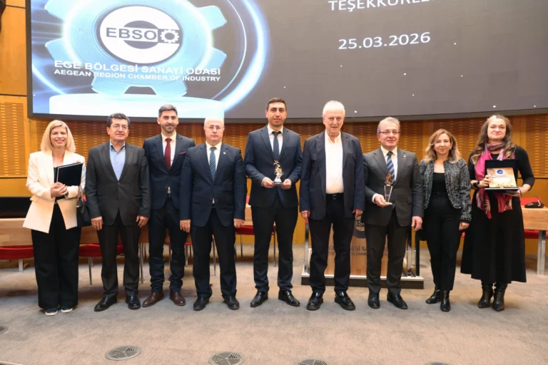 Dokuz Eylül Üniversitesi Rektörü Prof. Dr. Bayram Yılmaz'a Üstün Hizmet Onur Ödülü takdim ediliyor