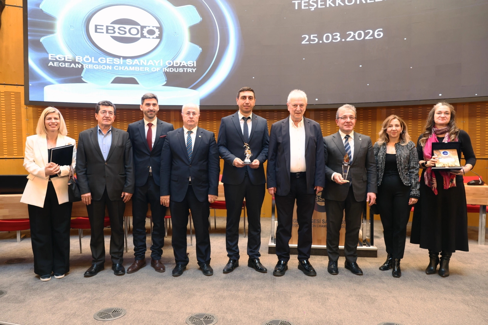 Dokuz Eylül Üniversitesi Rektörü Prof. Dr. Bayram Yılmaz'a Üstün Hizmet Onur Ödülü takdim ediliyor