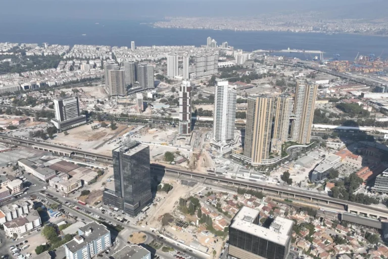 İzmir Büyükşehir Belediyesi'nin tamamladığı ve devam eden dev ulaşım projelerini gösteren görsel