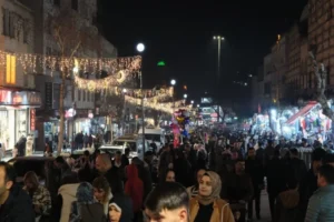 Şanlıurfa'nın tarihi Divanyolu Caddesi'nin ışıklandırılmış ve estetik olarak düzenlenmiş hali