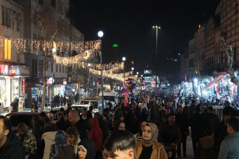 Şanlıurfa'nın tarihi Divanyolu Caddesi'nin ışıklandırılmış ve estetik olarak düzenlenmiş hali