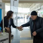 Diyarbakır Büyükşehir Belediyesi bayramda vatandaşlara şeker, lokum ve kolonya ikram ediyor.