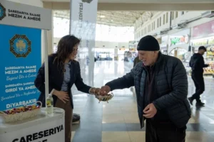 Diyarbakır Büyükşehir Belediyesi bayramda vatandaşlara şeker, lokum ve kolonya ikram ediyor.
