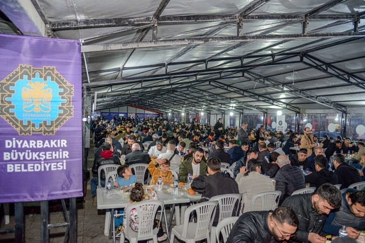 Diyarbakır Büyükşehir Belediyesi'nin Ramazan ayında kurduğu iftar çadırlarında vatandaşlara yemek ikramı
