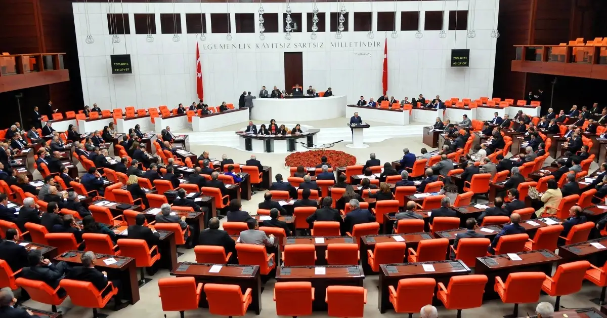 Doğum izninin 24 haftaya çıkarılması ve sosyal medyaya yaş sınırı getirilmesine ilişkin yeni yasal düzenlemeler