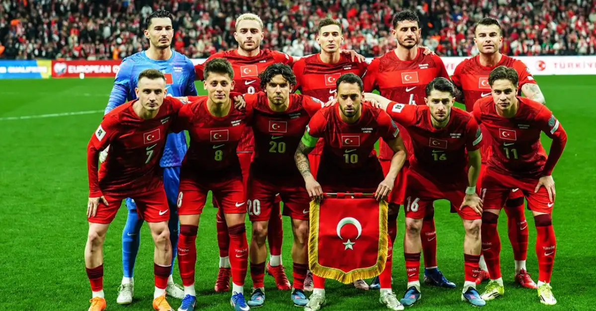 A Milli Futbol Takımı oyuncuları sevinirken, dünya basını Türkiye'nin galibiyetini manşetlerine taşıyor.