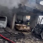 Düzce'de bir ev garajında çıkan yangında 6 araç kullanılamaz hale geldi.