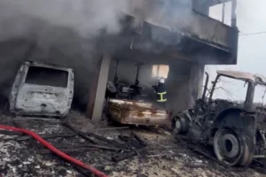 Düzce'de bir ev garajında çıkan yangında 6 araç kullanılamaz hale geldi.