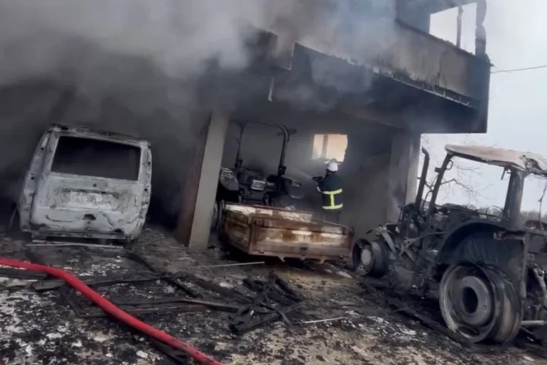 Düzce'de bir ev garajında çıkan yangında 6 araç kullanılamaz hale geldi.