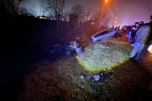 Düzce'de meydana gelen trafik kazasında çarpışan otomobiller ve yaralılar