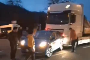 Düzce'de tırın arkadan çarptığı otomobil