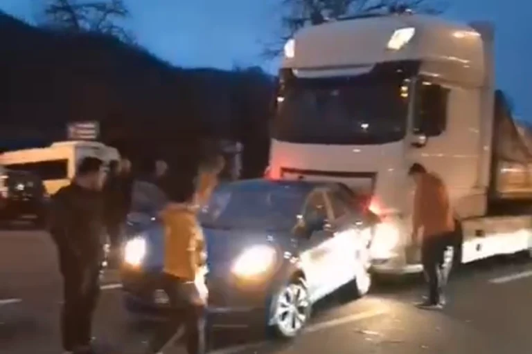 Düzce'de tırın arkadan çarptığı otomobil