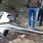 Düzce-Yığılca yolunda refüje devrilmiş bir otomobil