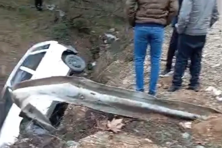 Düzce-Yığılca yolunda refüje devrilmiş bir otomobil