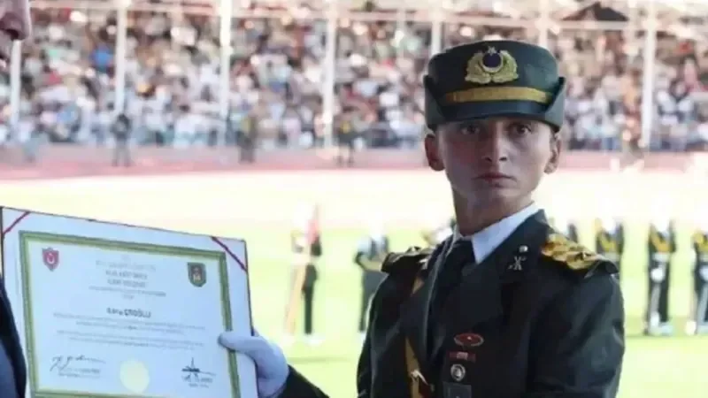 Ebru Eroğlu'nun ihraç kararına ret ve komutanın göreve iadesine ilişkin haber görseli