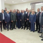 Edirne Keşan'da bayramlaşma törenine katılan milletvekili, kaymakam ve vatandaşların toplu fotoğrafı