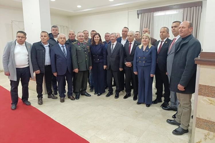 Edirne Keşan'da bayramlaşma törenine katılan milletvekili, kaymakam ve vatandaşların toplu fotoğrafı