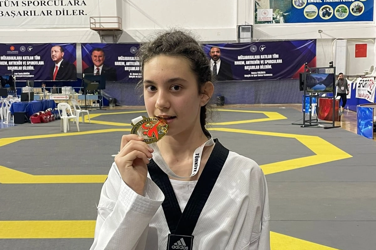 Edirne'li taekwondocu Eslin Göktepeli, Antalya'da düzenlenen Türkiye Open Taekwondo Turnuvası'nda madalya kazanmayı hedefliyor.