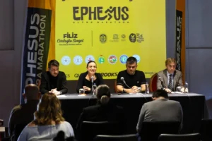 Efes Ultra Maraton 2026'ya katılan 3400 koşucu ve 26 ülke bayrakları