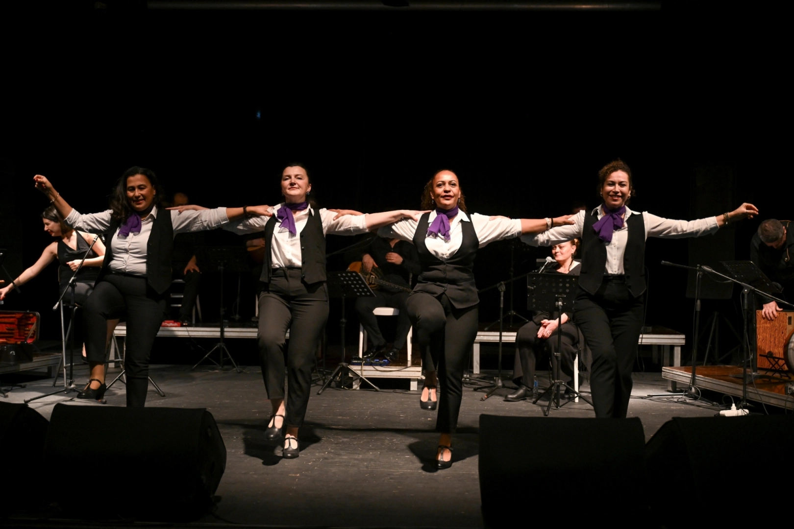 Bornova'da Ege'nin iki yakası Grup Avaz'ın mübadele türküleri konseriyle buluştu