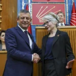 Emine Ülker Tarhan, CHP rozetini Genel Başkan Özgür Özel'den alırken