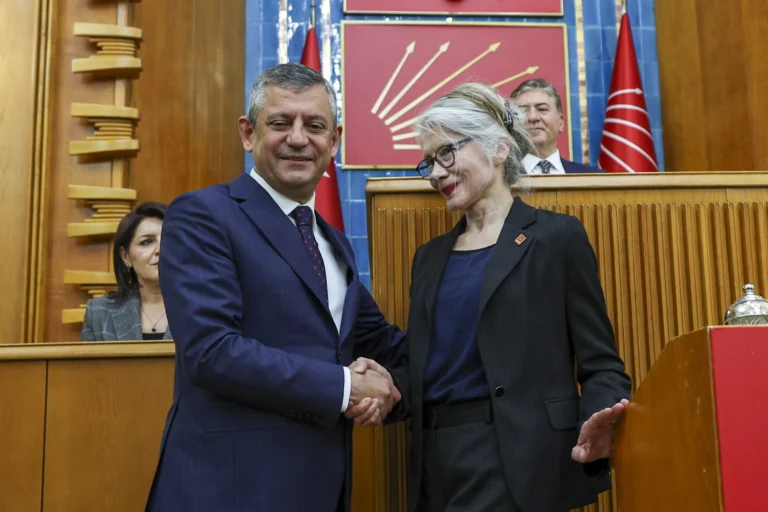 Emine Ülker Tarhan, CHP rozetini Genel Başkan Özgür Özel'den alırken