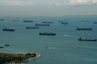 Hürmüz Boğazı'nda petrol tankerleri ve enerji krizi grafiği