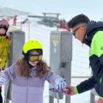 Erciyes Kayak Merkezi'nde bayramda pistlerde kayak yapan ziyaretçilere şeker ikramı yapılıyor