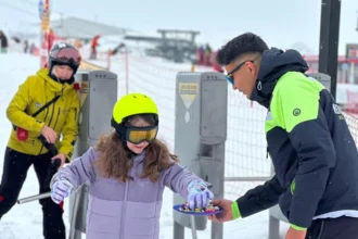 Erciyes Kayak Merkezi'nde bayramda pistlerde kayak yapan ziyaretçilere şeker ikramı yapılıyor