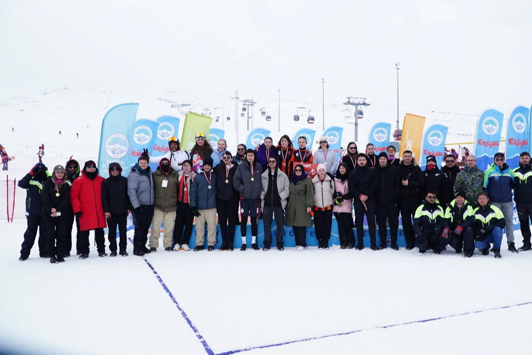 Erciyes Dağı'nda düzenlenen kar voleybolu turnuvasında mücadele eden sporcular