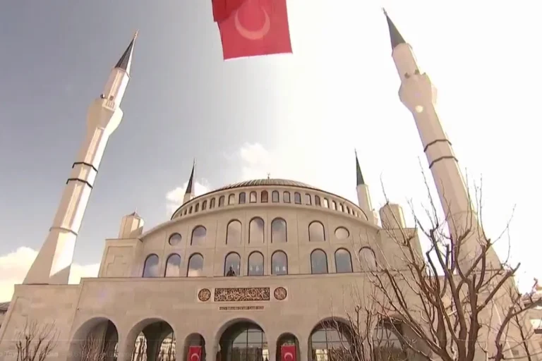 Cumhurbaşkanı Erdoğan milli ve manevi değerlere sahip çıkma mesajı veriyor