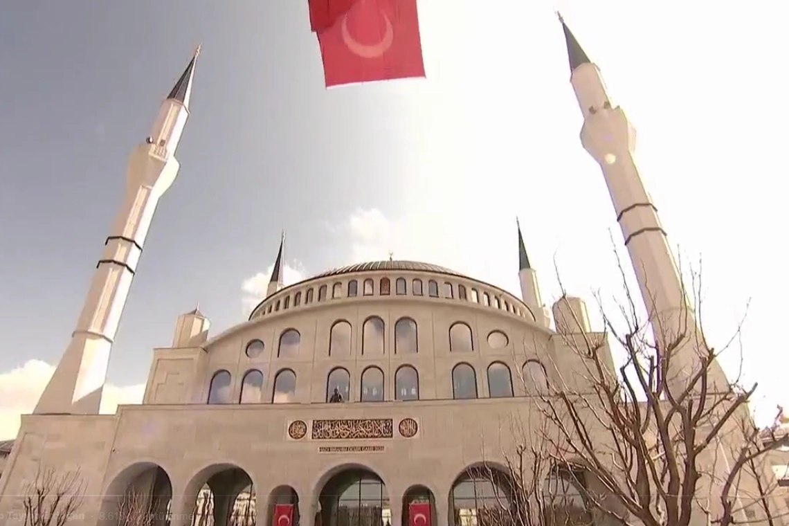 Cumhurbaşkanı Erdoğan milli ve manevi değerlere sahip çıkma mesajı veriyor